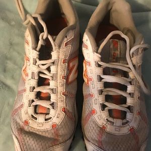 New Balance tennis shoes. EUC